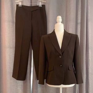 Tahari Jacket/Blazer & Pants Suit Brown EUC 8P